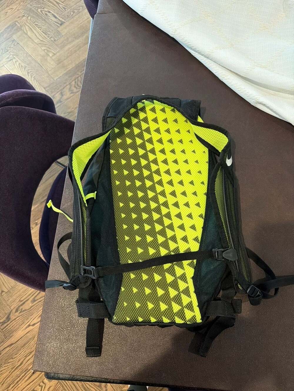 Nike Run Engineered Ultra-Light Running Backpack NEON W Black Volt 15L FAST - Picture 2 of 6